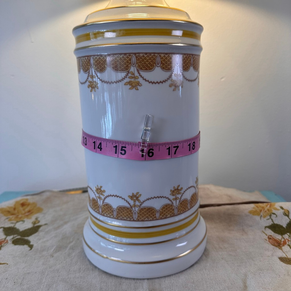 Vintage Mid-Century Ceramic Table Lamp | White w/ Harvest Gold Trim | Regency - Picture 5 of 8